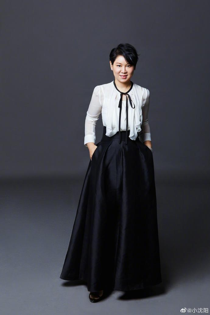 小沈阳晒照庆结婚15年,沈春阳颜值暴增,女儿也蜕变成小美女