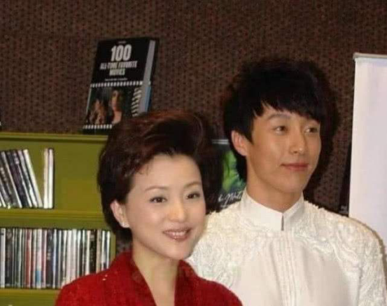 有种“完美”叫杨澜儿子，不仅遗传妈妈的美貌，还是妈妈的学弟