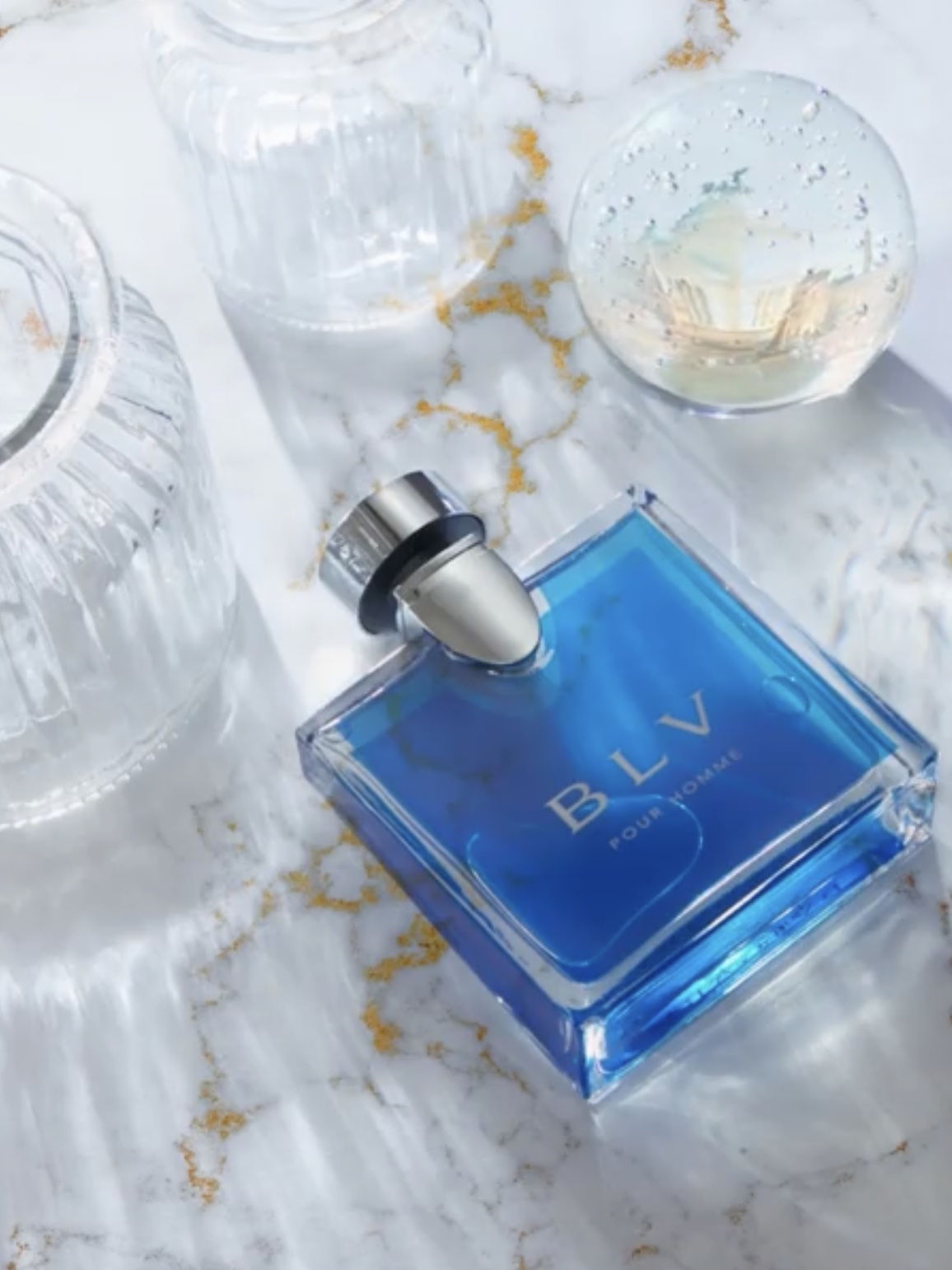 宝格丽宝蓝男士淡香水一面是优雅迷人的中国蓝色,一面是晚霞过后的