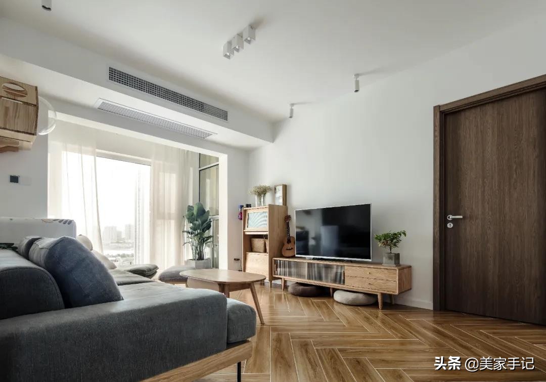 她家不豪华，可还是进门就把我迷住，白墙、原木、少造型，太美了