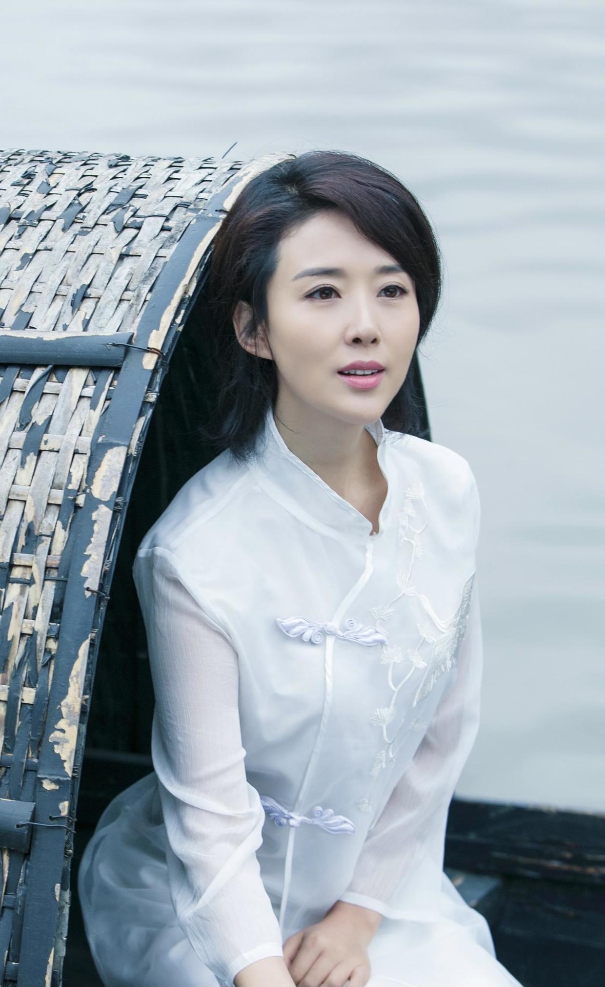 颜丹晨真是40 女人的骄傲,穿深v领薄纱连衣裙,大方秀出好身材