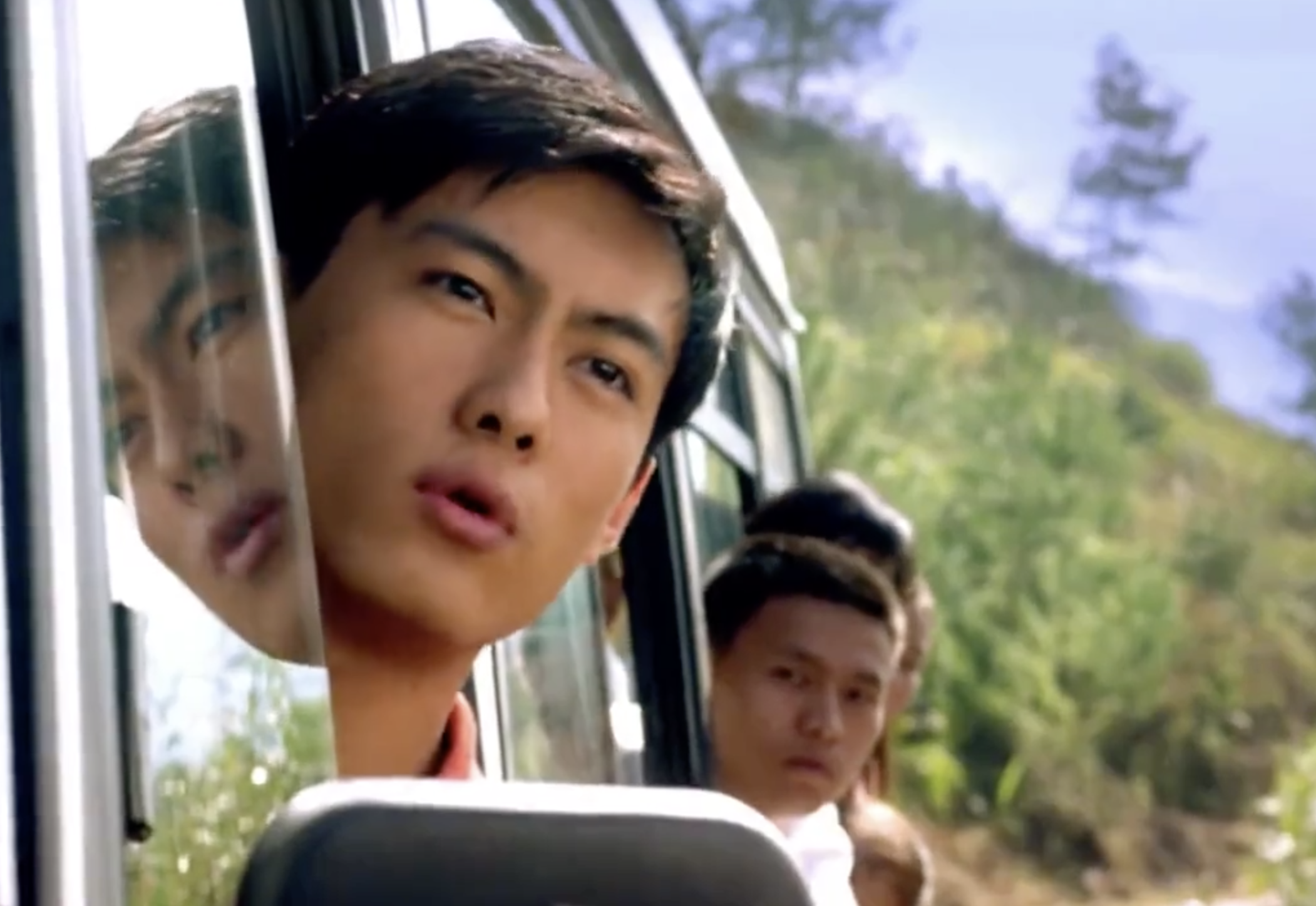 荷香新寡在家,上有老下有小,陈社民主动请缨,承包了荷香家里许多粗活