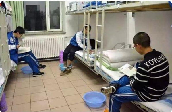 高中毕业后才明白，高中住校和不住校差别大，是存在一定不同的