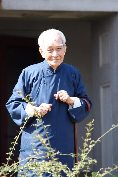 南怀瑾：大师or骗子？他的书，北大教授暗讽文盲才看，是不懂读法