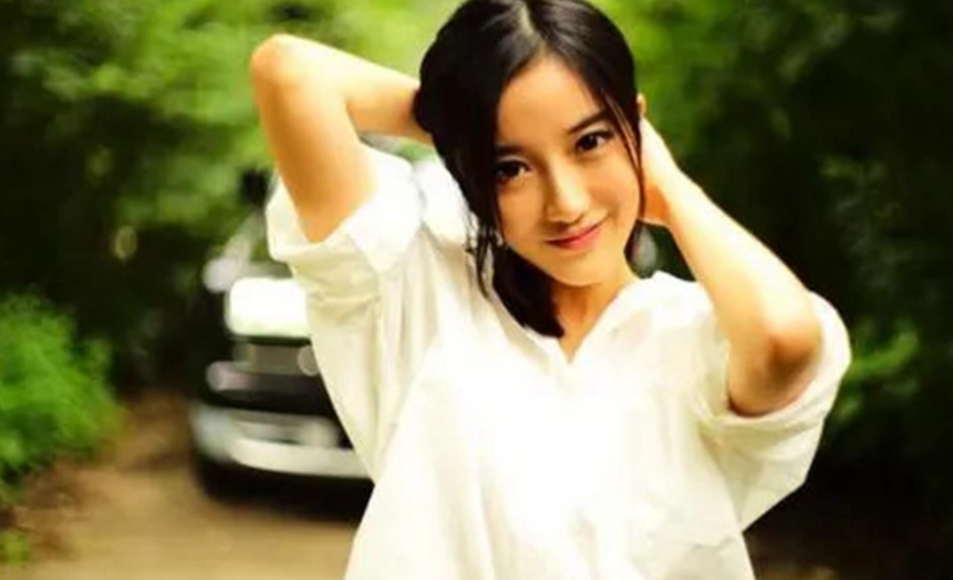 清华“最美证件照”女神，美貌与才华并存，校花真的名副其实