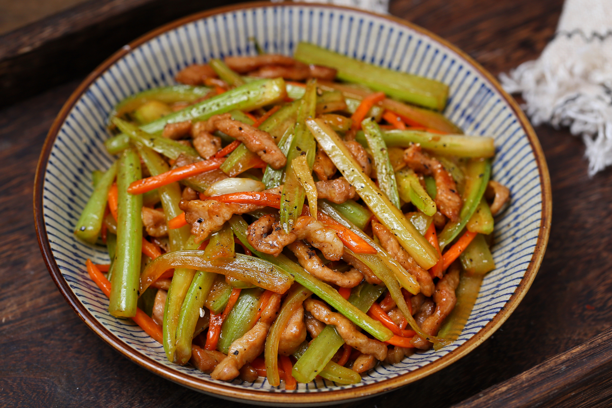 【西芹胡萝卜炒肉丝】