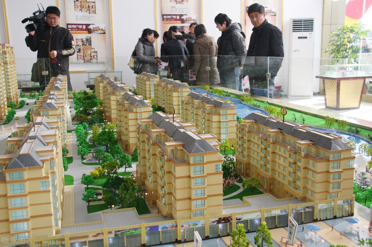 房价连跌9个月，房贷利率下调，房地产最困难的时候过去了？