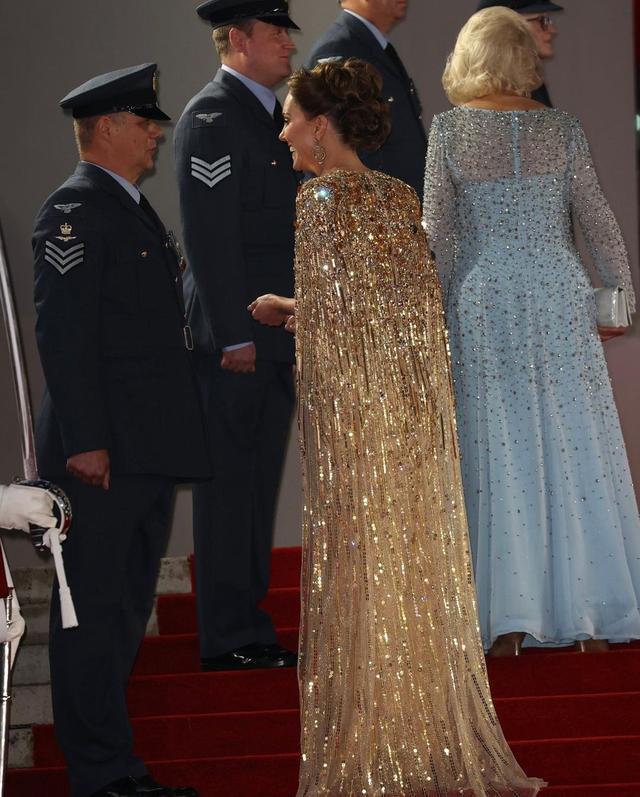 凯特王妃红毯秀放大招，华丽高定礼服惊艳全场，艳压74岁卡米拉