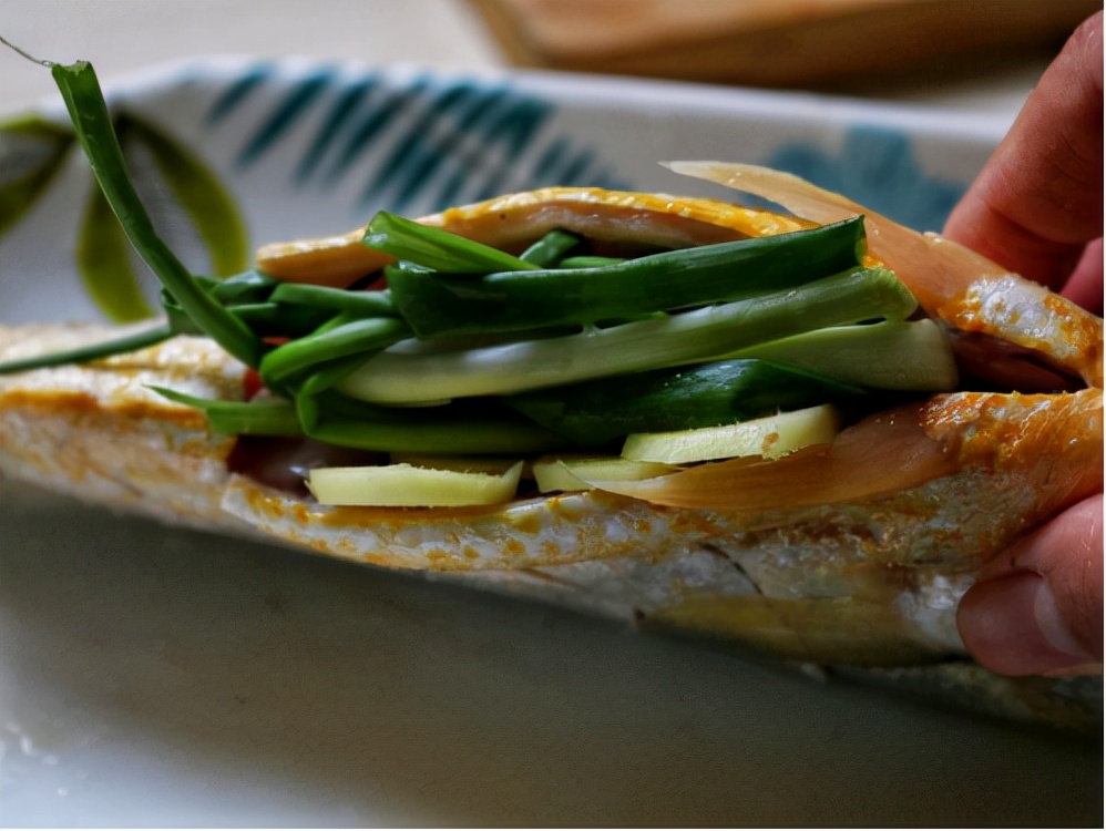 大黄鱼送进烤箱很美味，外酥里嫩，跟着名厨做