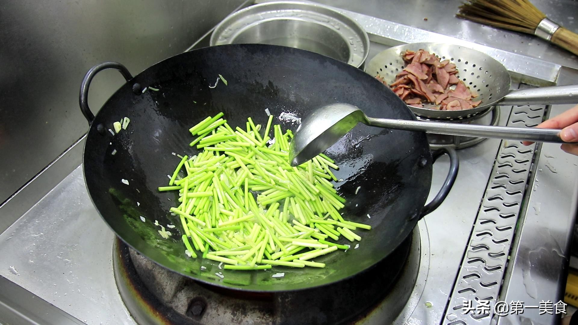腊肉怎么做更好吃？只需搭配一把蒜苔，简单一炒，咸香软嫩超美味