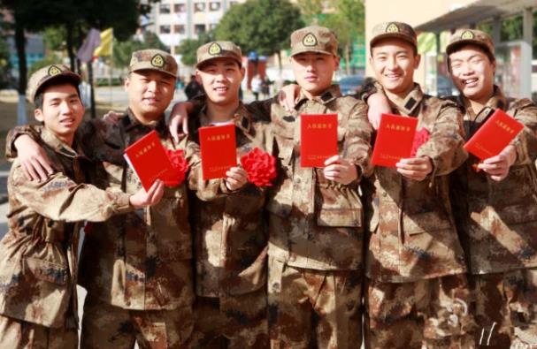 高中入伍和大学入伍有啥区别？看完才知道，两者差的不是一星半点