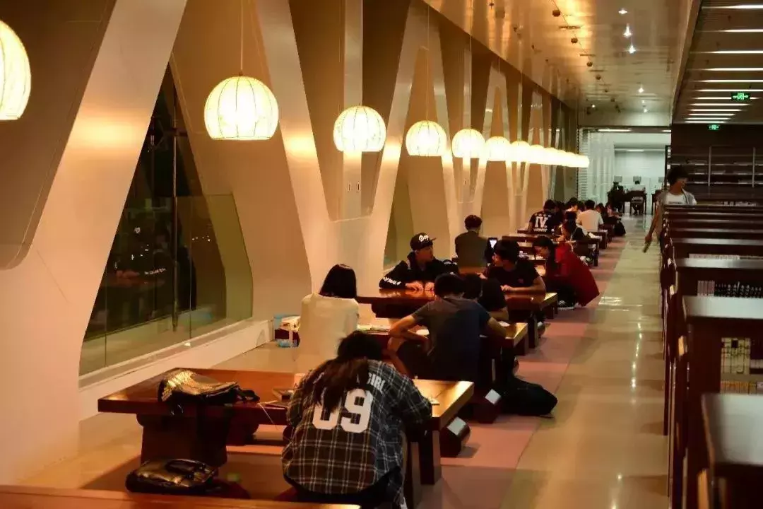 让学渣都“以身相许”的13个大学图书馆，这舒服，这惬意，不走了