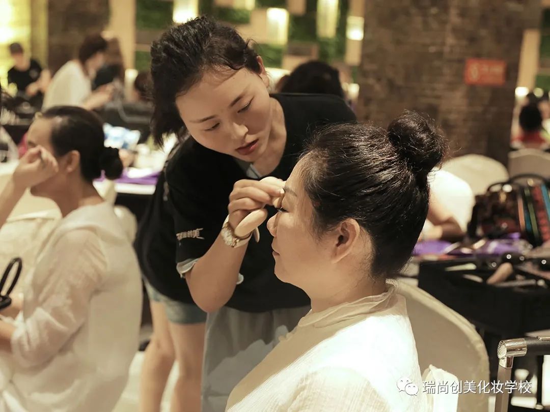 为什么越来越多的毕业生选择化妆培训学校？