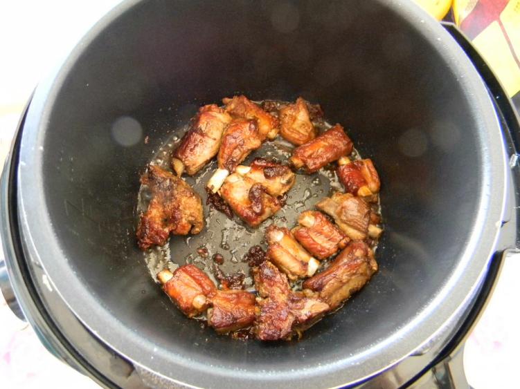 干锅排骨怎么做（十分钟速成味美特下饭的干锅排骨）