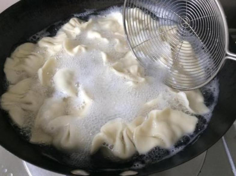 包饺子的做法步骤(步骤详解家常饺子的简单包法)