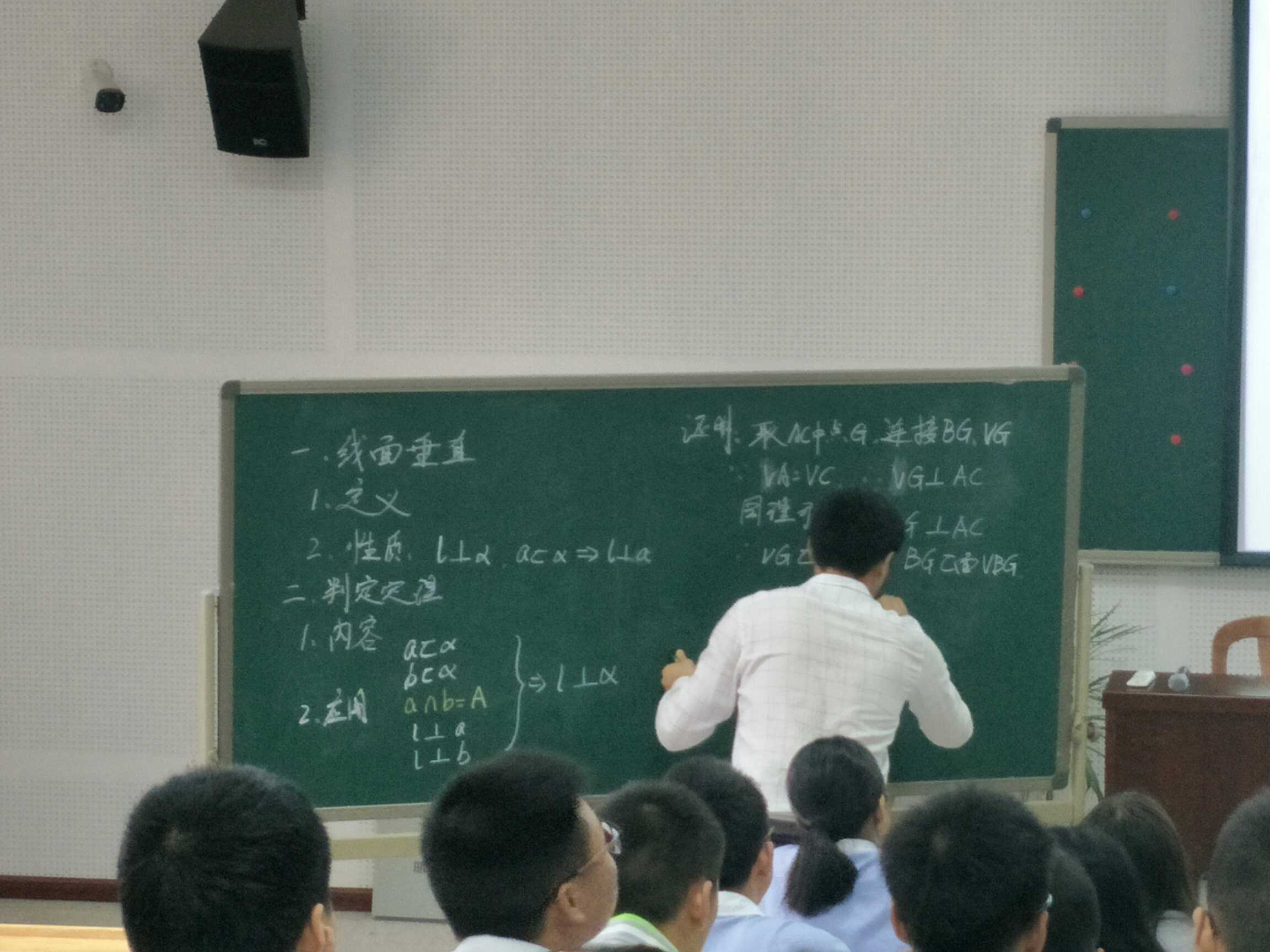 教师行业“铁饭碗”将不保？这四类老师面临失业，家长却拍手叫好