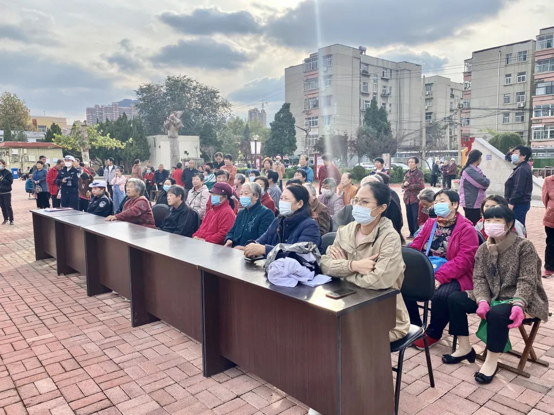 “創(chuàng)建文明城 交通安全行 健康進萬家”宣傳活動走進北園小區(qū)