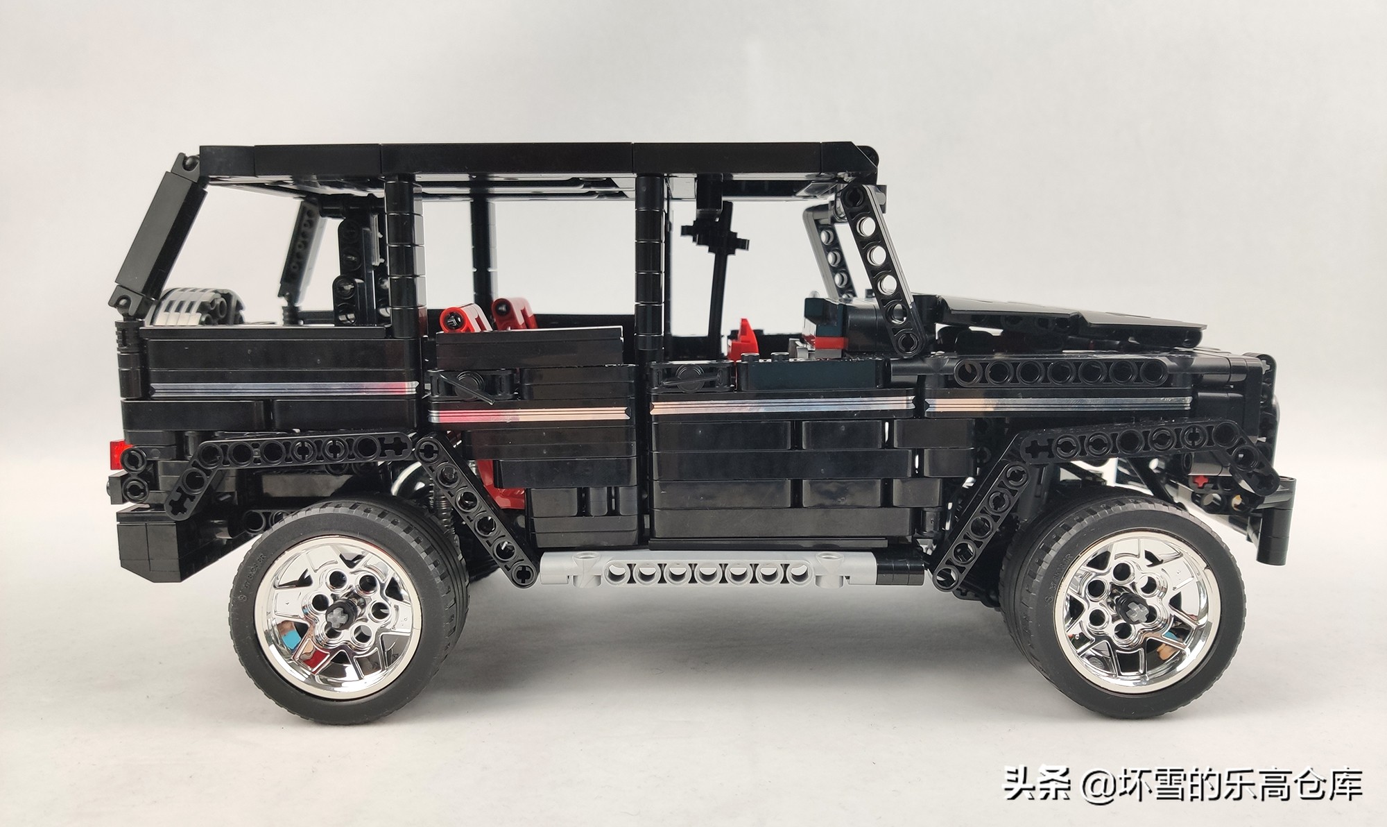 完成之后的这台森宝大g成品规模并不算大,比起片数相近的乐高42096