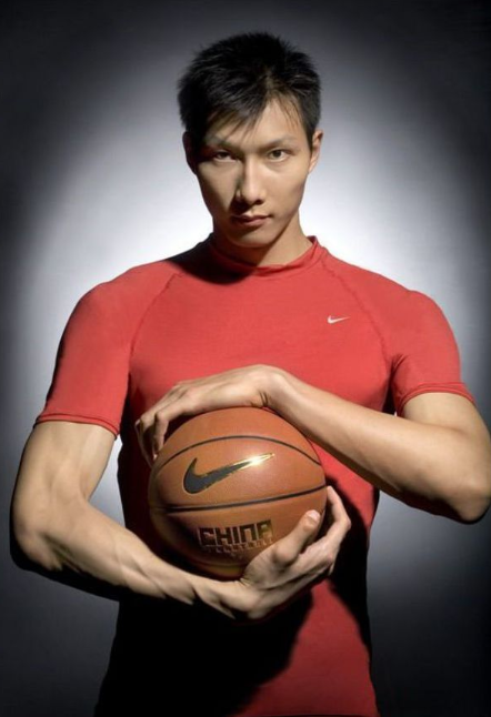 易建联为什么能打nba(易建联为什么在NBA打了几个赛季就回来了？原因很简单，令人惋惜)