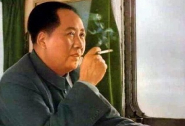 重庆谈判期间，毛主席的一支烟，让蒋介石后怕不已：此人不可轻视