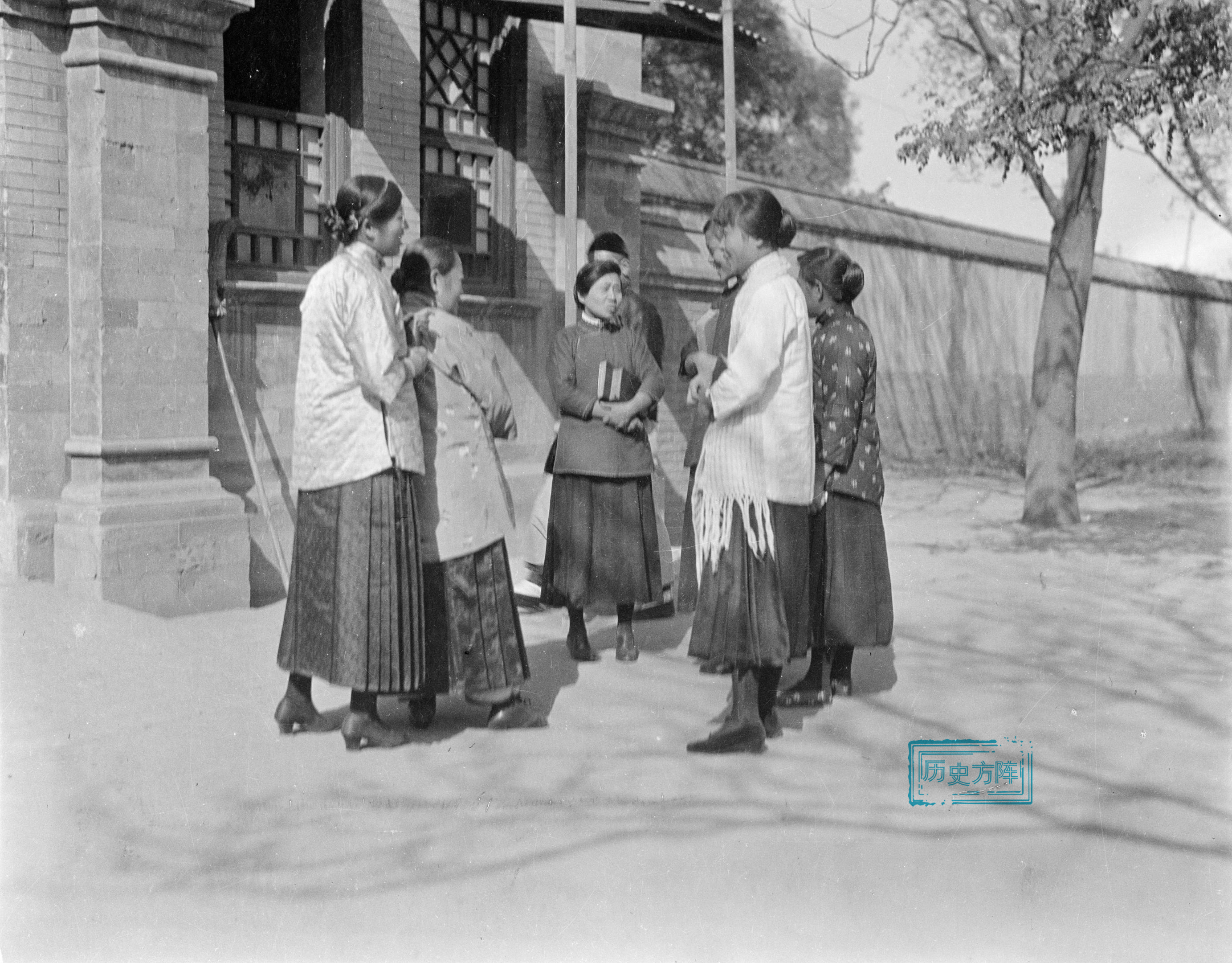 清末民初的社会真实影像，大户千金小姐也逃不开“缠足”的命运