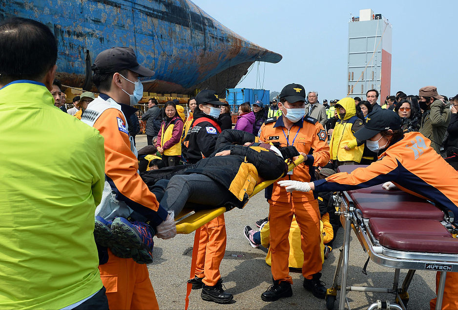 世越号带走三百人，韩国官方表现诡异，中国打捞队“捞出”真相？