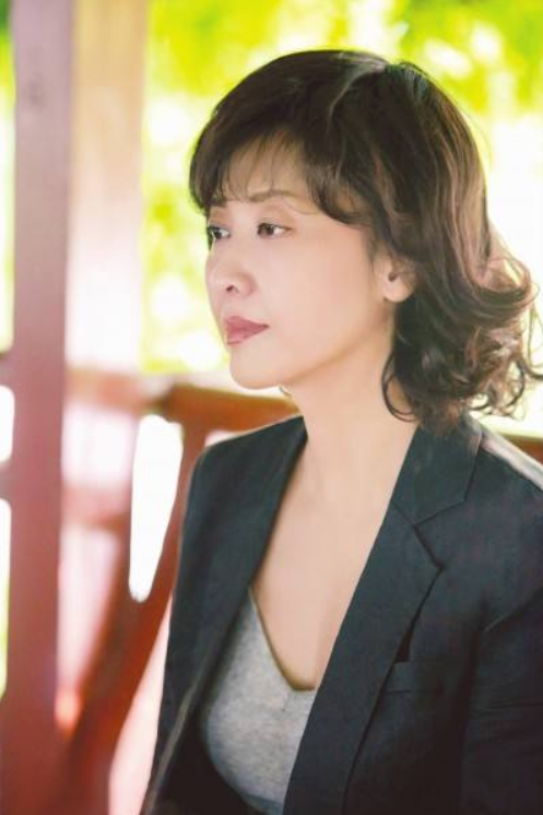 "女儿国国王"朱琳风韵犹存,简约套装显气质,哪像快70岁的人