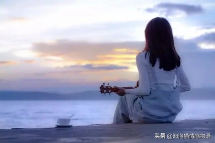 在荒漠烈日下倔强绽放，谁不是在崩溃边缘撑着笑脸，如仙人掌般沉默而坚韧。