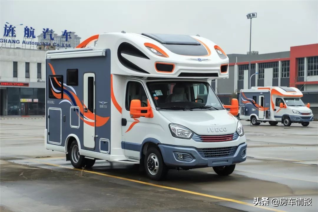 新发布的两款依维柯房车，预计40多万，4座6座两布局你更喜欢谁？