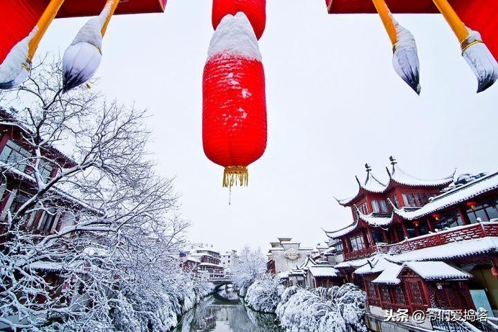 红墙，白雪，琉璃瓦，大雪压青松