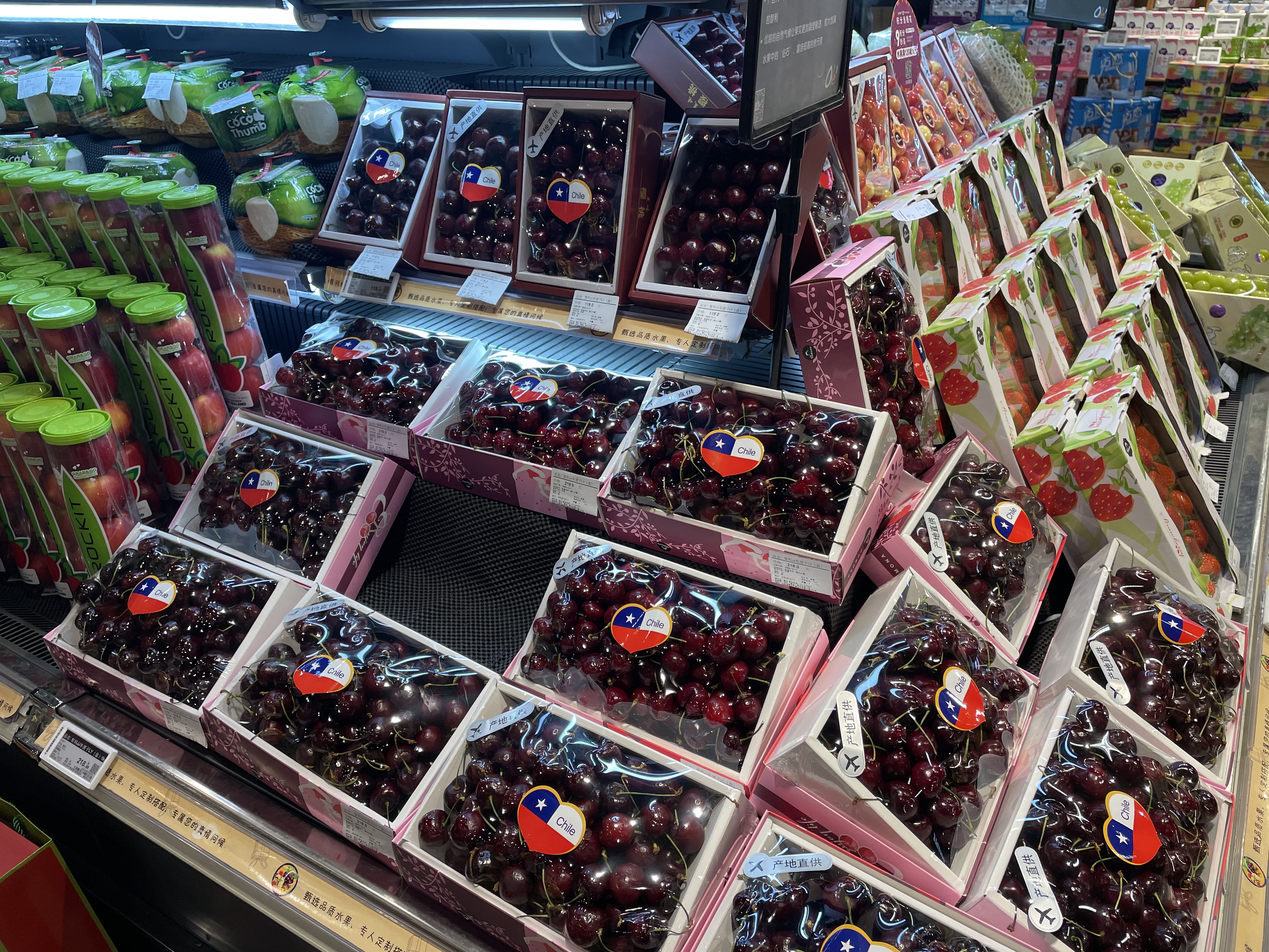“天价”进口水果你买吗？记者市场调查，一盒车厘子价格抵７斤猪肉