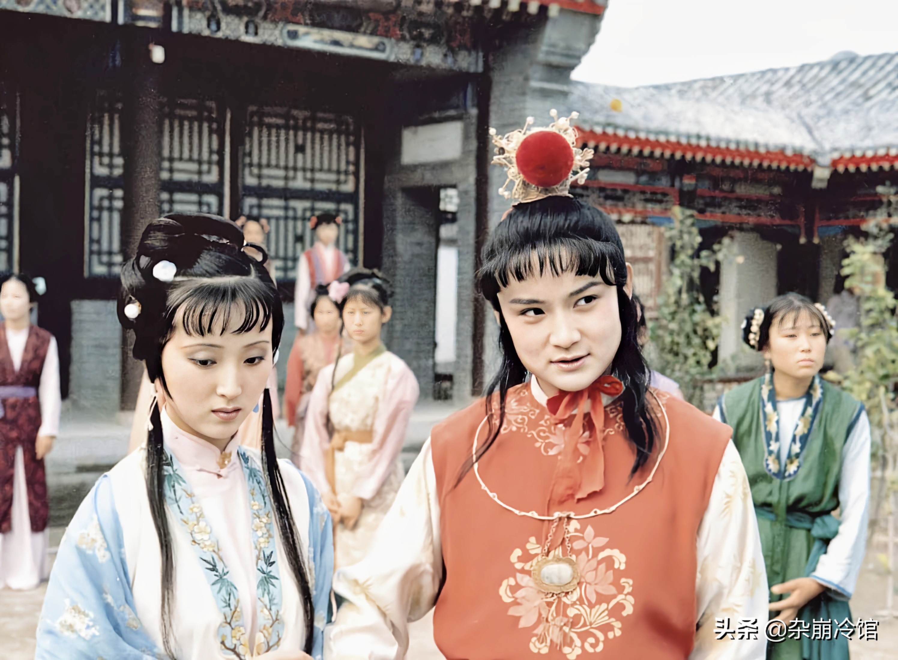 紫金冠束发(红楼梦|贾宝玉出场的首饰:束发嵌宝紫金冠,二龙抢珠金抹额