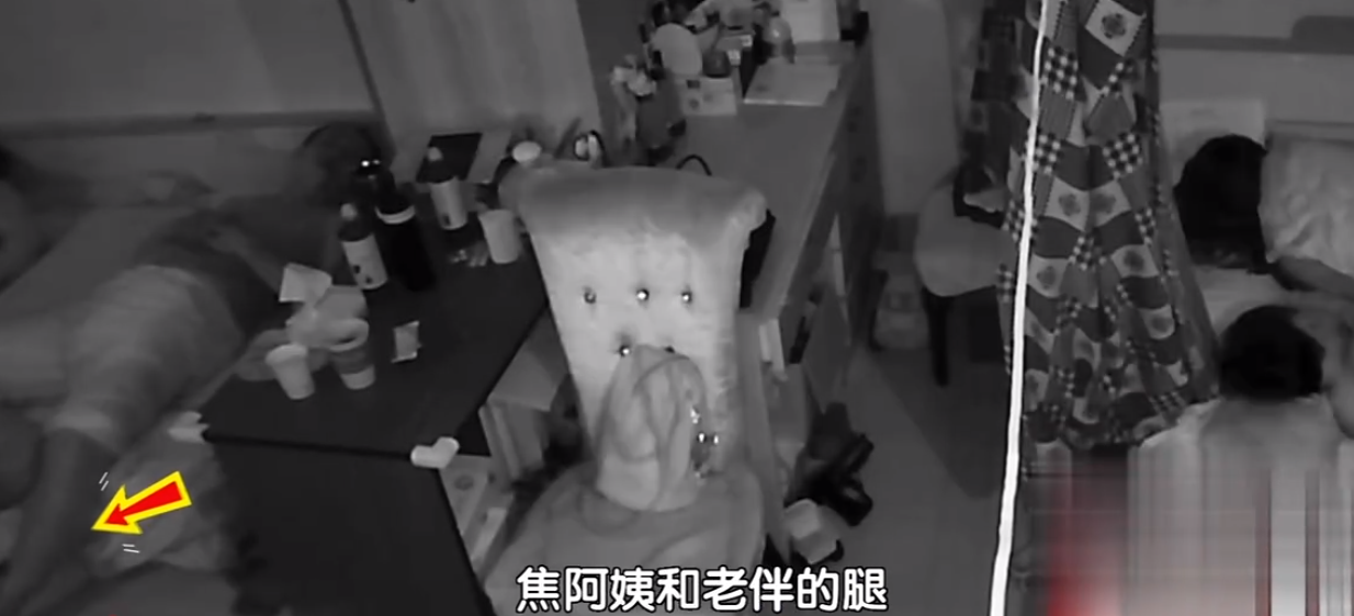 北漂夫妻蜗居38平，为照顾孩子让公婆睡客厅，每晚11点后回家