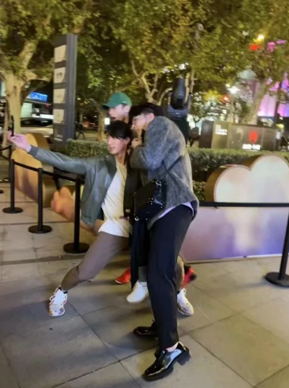 吴尊带家人与汪东城辰亦儒聚会，再喊飞轮海口号，满满回忆杀