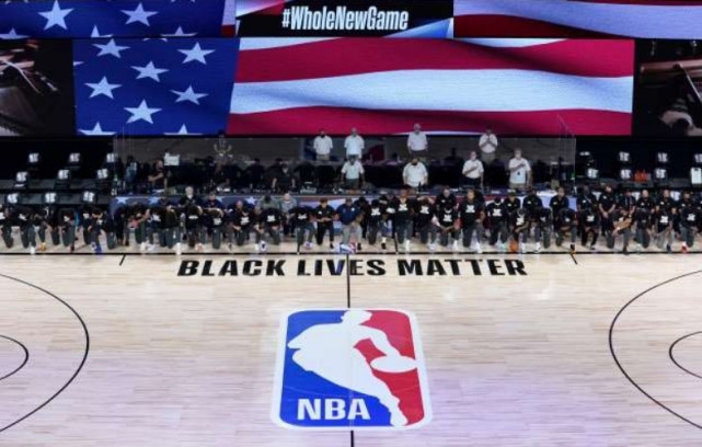 今天为什么nba全体下跪(为抗议美国种族歧视，NBA全员身穿“BLM”球衣在奏国歌时下跪)