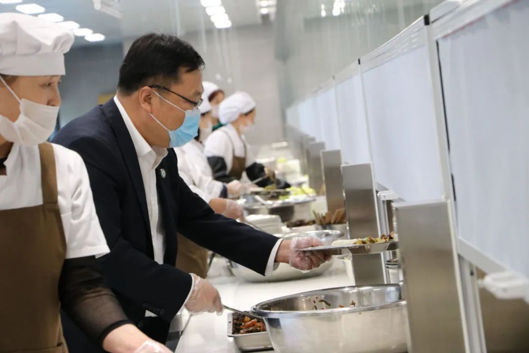 宜宾成外校长雷从树：少开会，少坐办公室，多“逛”校园