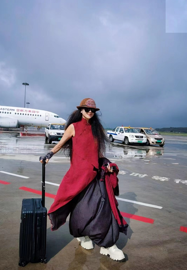 杨丽萍再现民族风造型，红衣配绣花帽美得优雅，62岁身材似少女