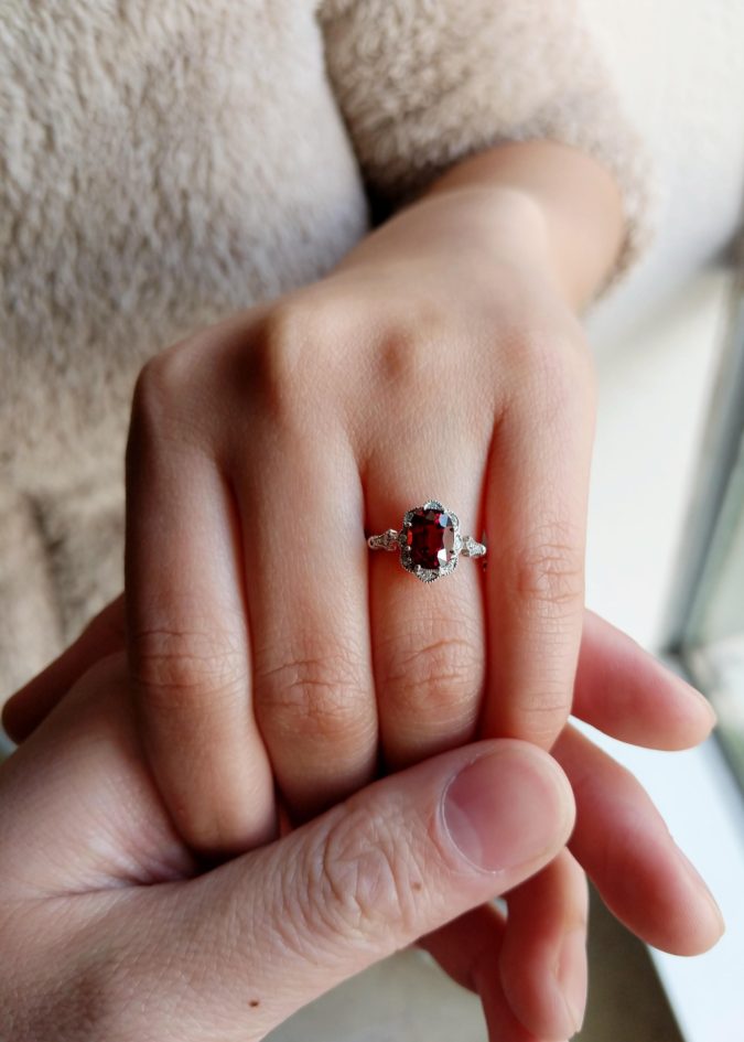 为什么国外现在流行石榴石作为订婚戒指，而不是钻石