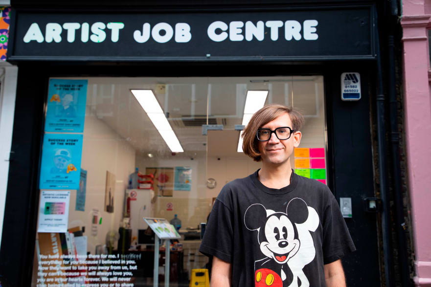 英国艺术家怒撕奢侈大牌！“山寨”世界最贵蓝，要解放颜色？