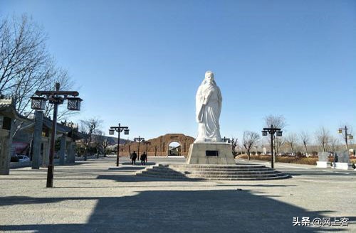 李贺的诗多写悲观厌世,情绪感伤,他还写过一首诗《小小墓》,在诗中,他