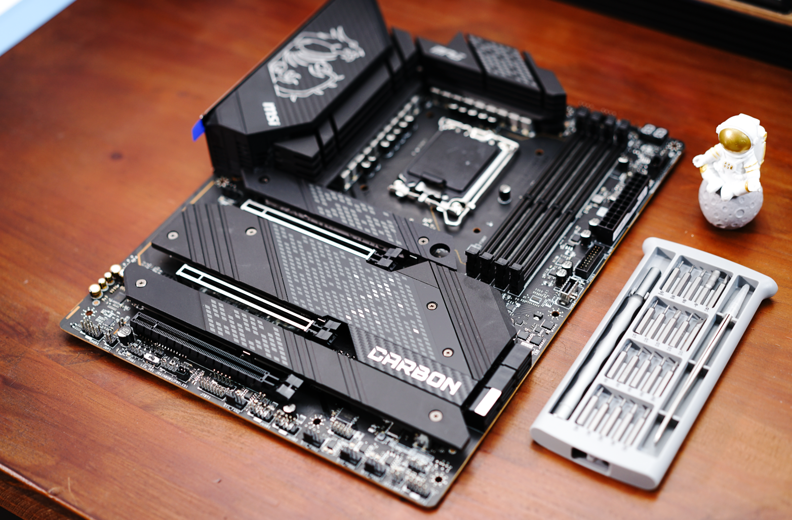 intel酷睿12代首发“座驾”来了！微星Z690 CARBON WIFI抢先开箱