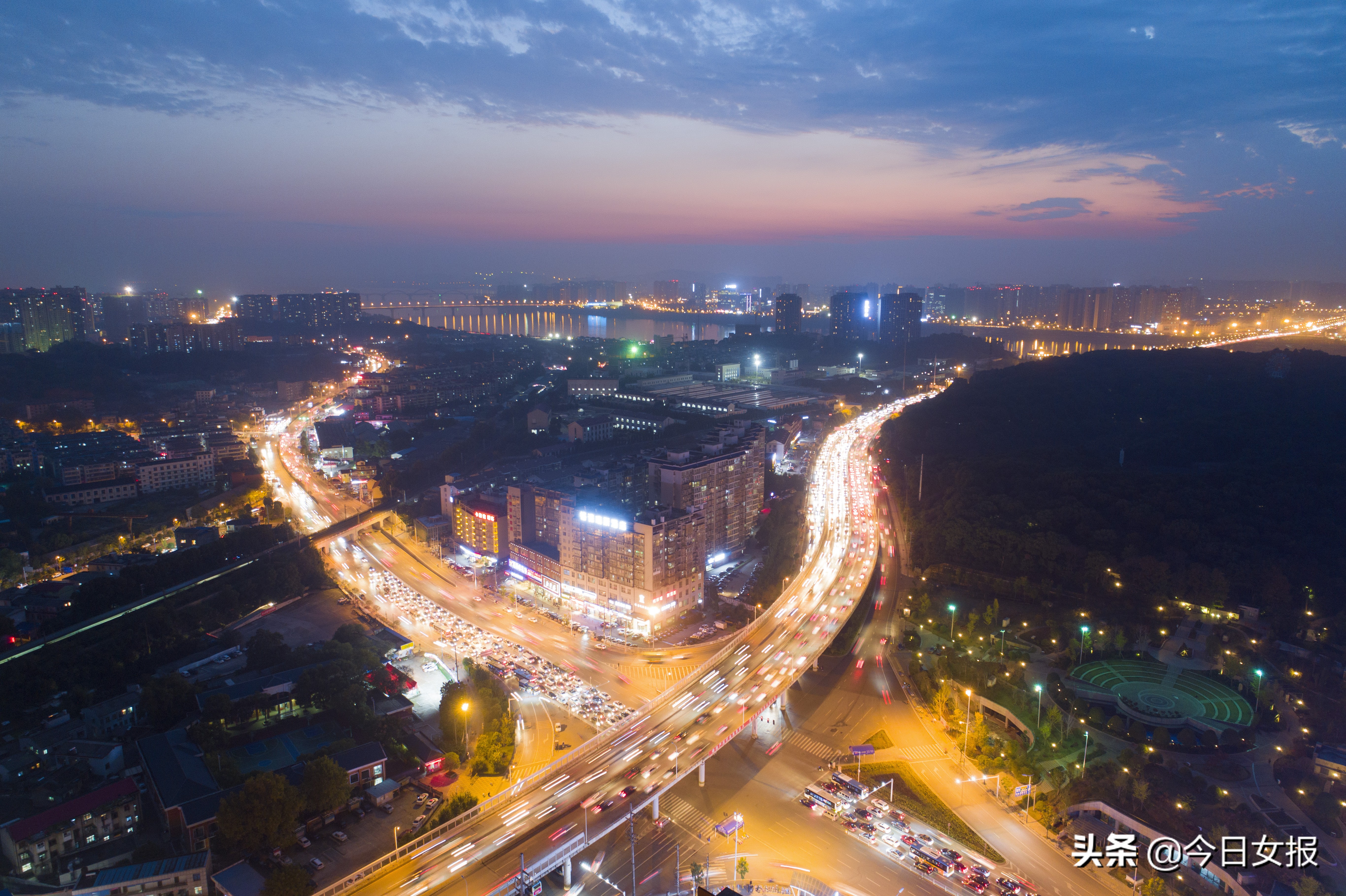 越夜越美丽丨作为一名专职夜班女司机,她最懂夜长沙的心事