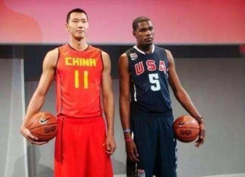 nba的球框为什么那么大(照片不会骗人！NBA巨人臂展有多恐怖？法尔站着举高小孩亲吻筐)