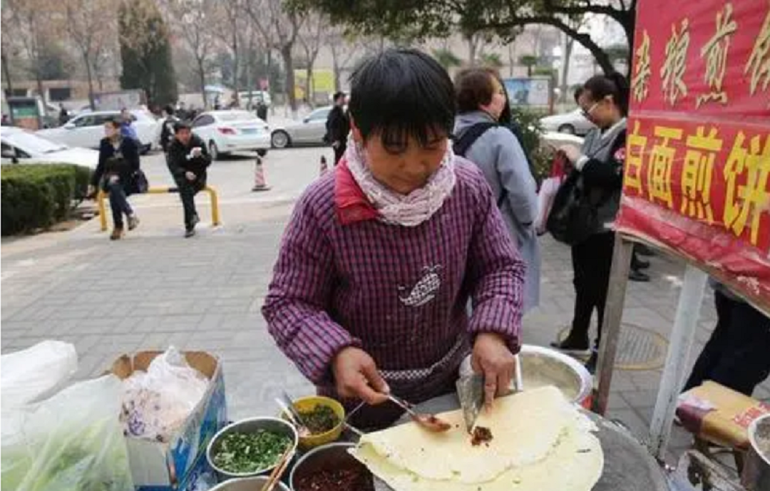 河南大妈摆煎饼摊，老行业用上了新模式，分享大妈年赚40万的模式