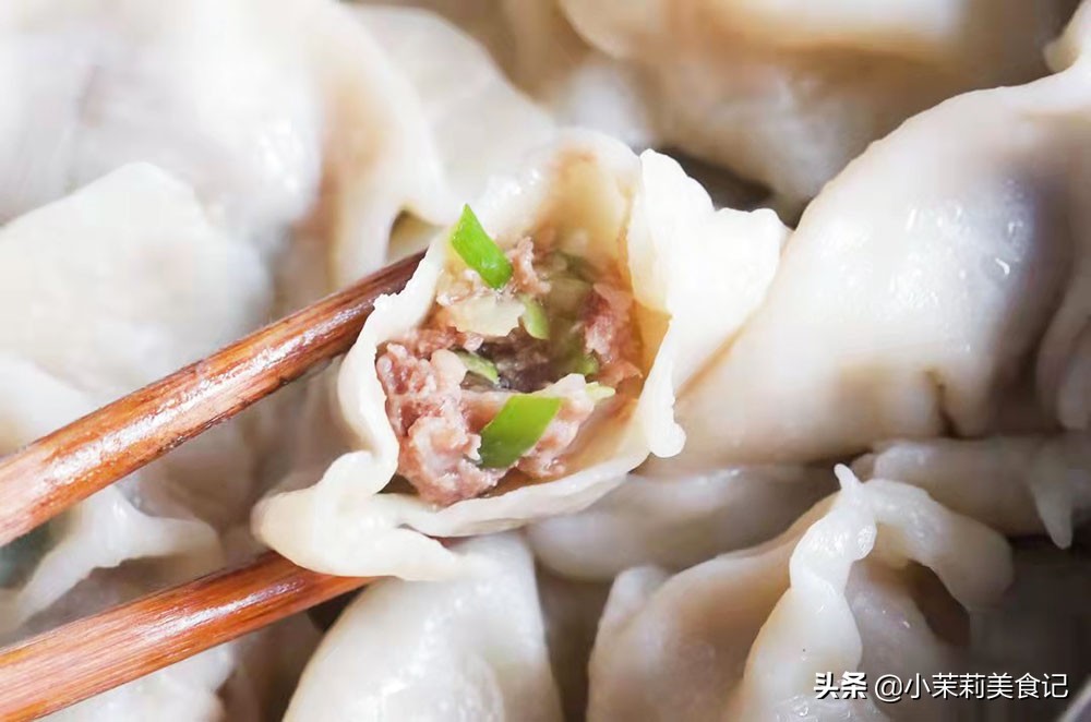 调羊肉馅很简单，牢记“2放2不放1窍门”，饺子鲜嫩无膻味，真香