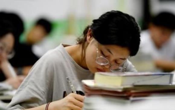 中高考将迎来大变化，英语主科地位面临威胁，或将被小语种取代