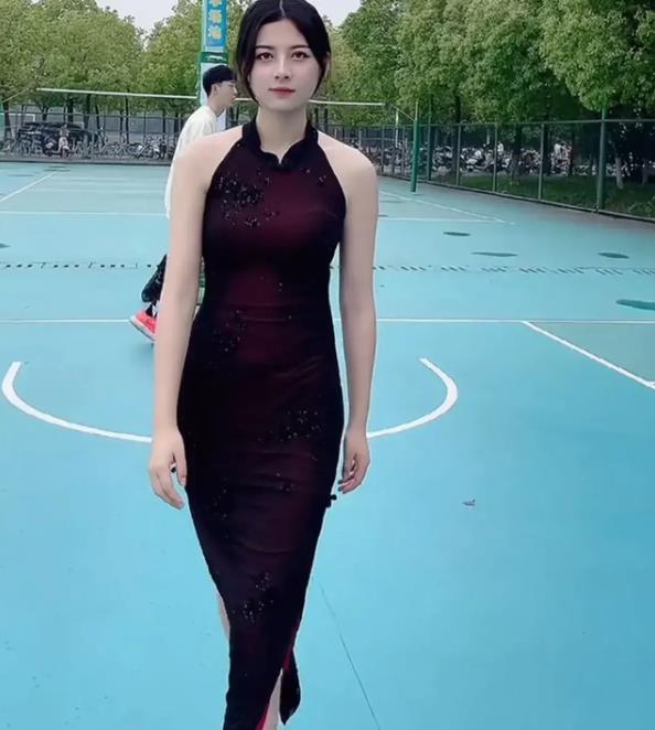 女网红冒充大学生被社死，私进高校摆拍被点名警告，引得网友热议