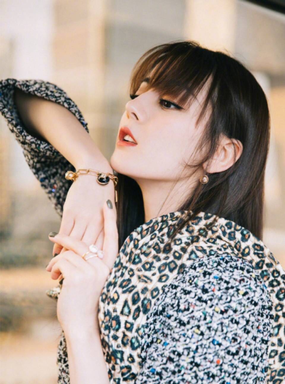 脸上有这4个特征的女生,是越看越美的"美人脸",不化妆照样美(美女脸上