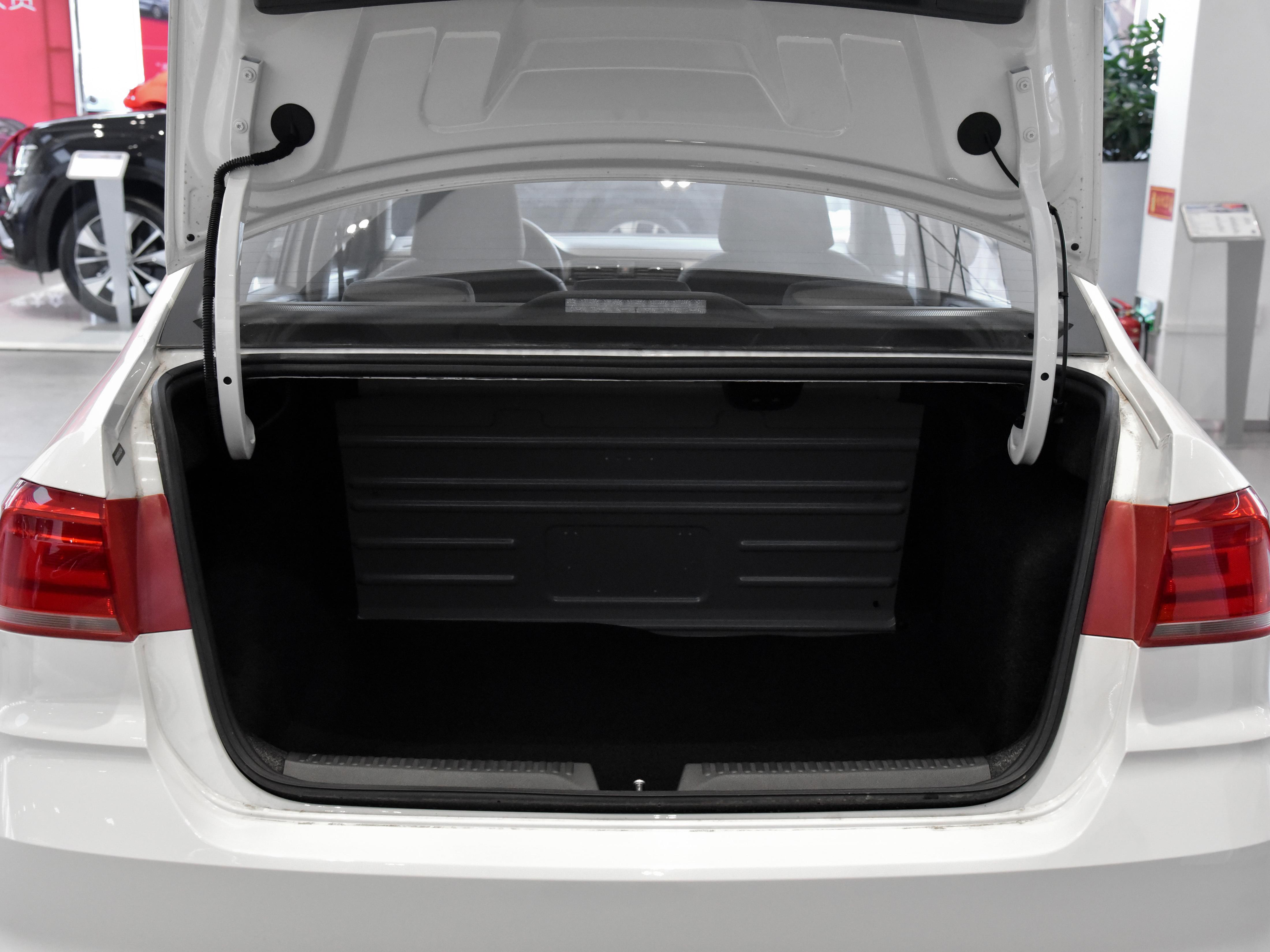 简单可靠价格低，油耗低的三厢合资家轿，带你看大众桑塔纳