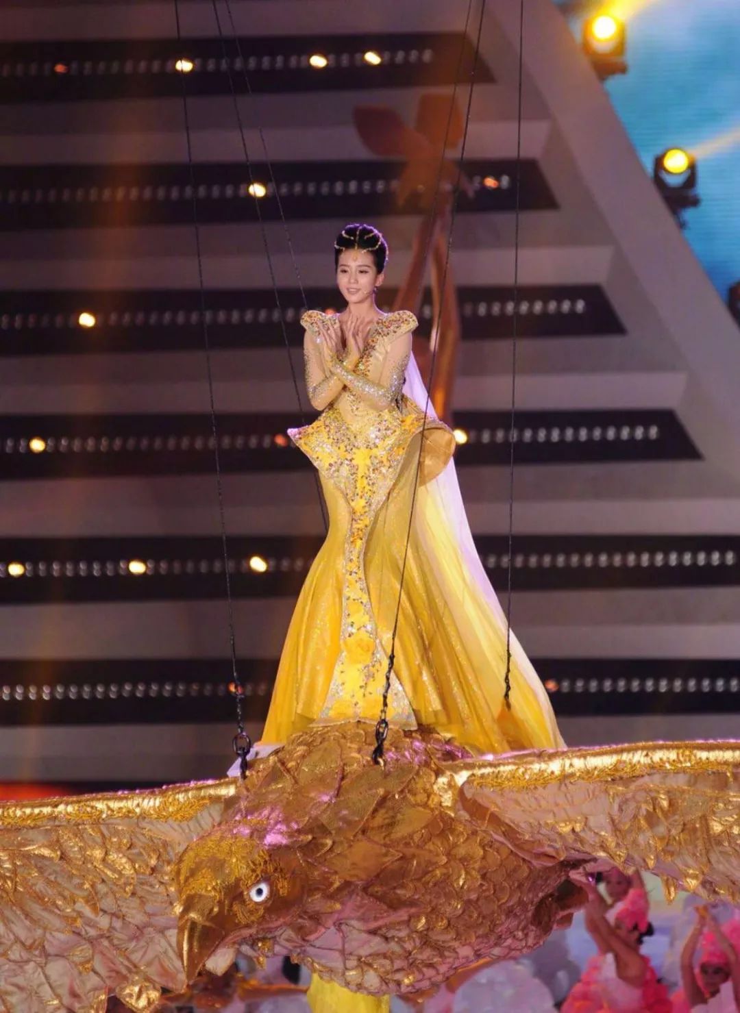 看遍历届绝美女神战袍我找到答案